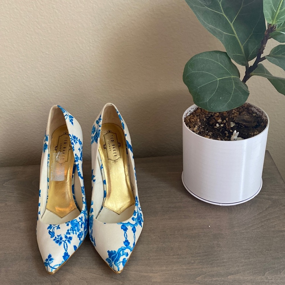 Ted Baker London pumps with beautiful blue paisley design (EU 39)